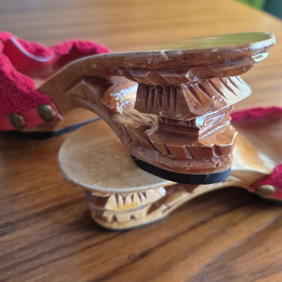 Vintage 60s Red Tiki Carved Heel Sandals 5 - Picture 6 of 10